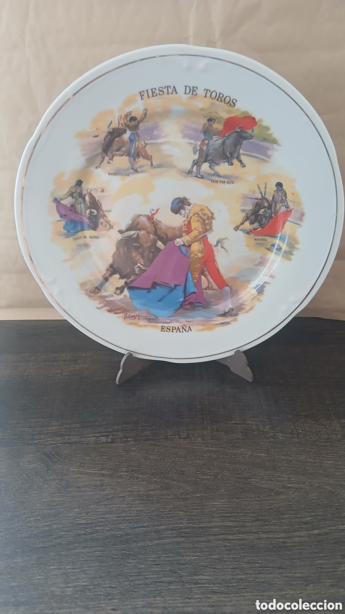 Vintage: Plato vintage.Motivo Fiesta de Toros. Decoraci&oacute;n policroma con borde dorado. Ideal para colecci&oacute;n.