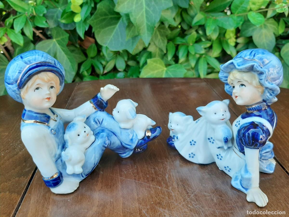 Vintage: Pareja de figuras vintage japonesas de porcelana, ni&ntilde;o y ni&ntilde;a con perritos