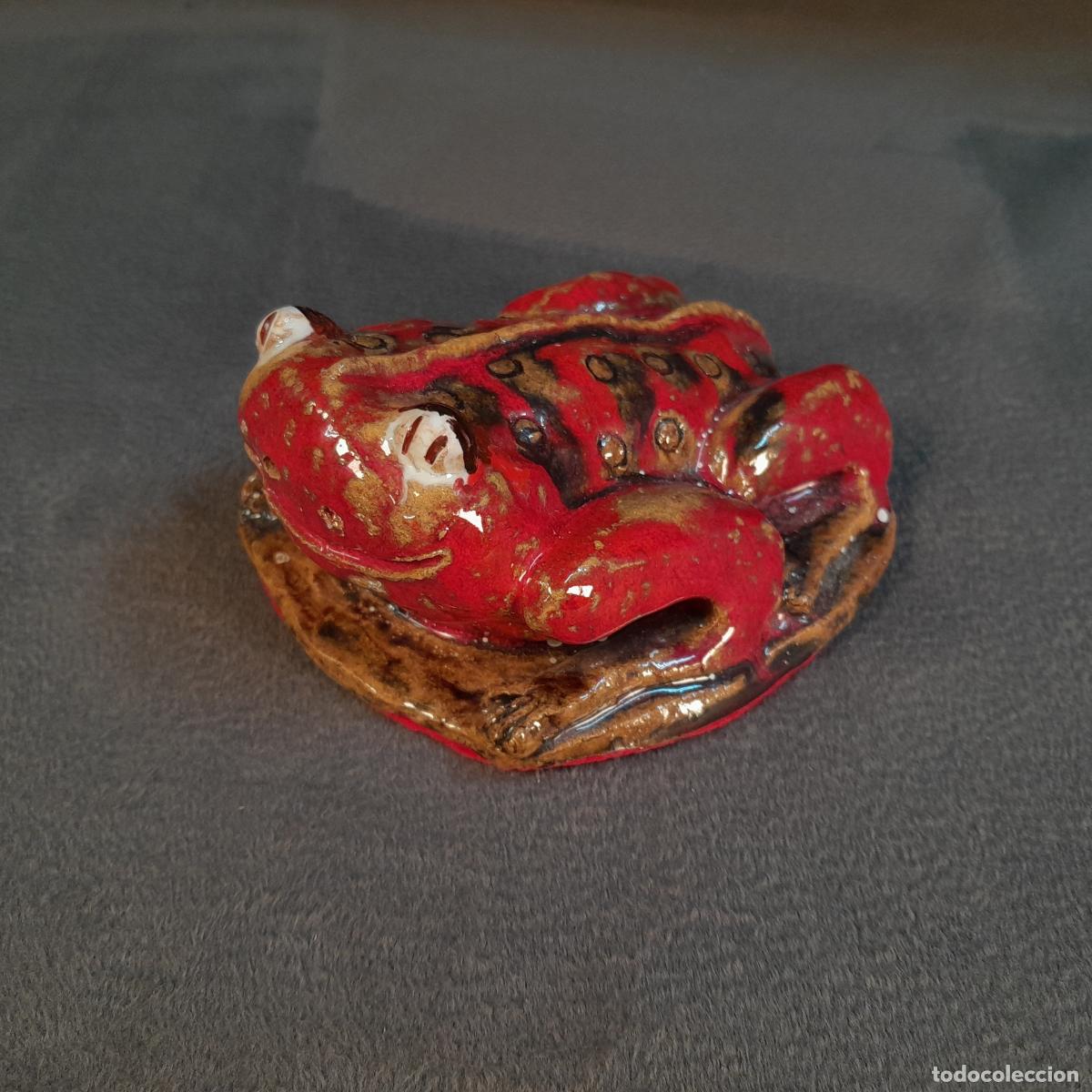 Vintage: SAPO ROJO DE CER&Aacute;MICA ESMALTADA, OBRA DE FLORE JORIS. SIGLO XX.