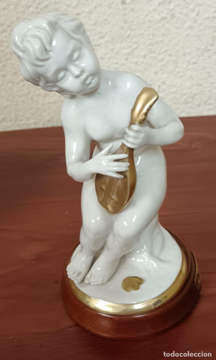 Vintage: FIGURA PORCELANA NI&Ntilde;O TOCANDO INSTRUMENTO MUSICAL &Eacute;POCA PORTUGAL 16 CM. ALTURA SOBRE PEANA NUMERADO