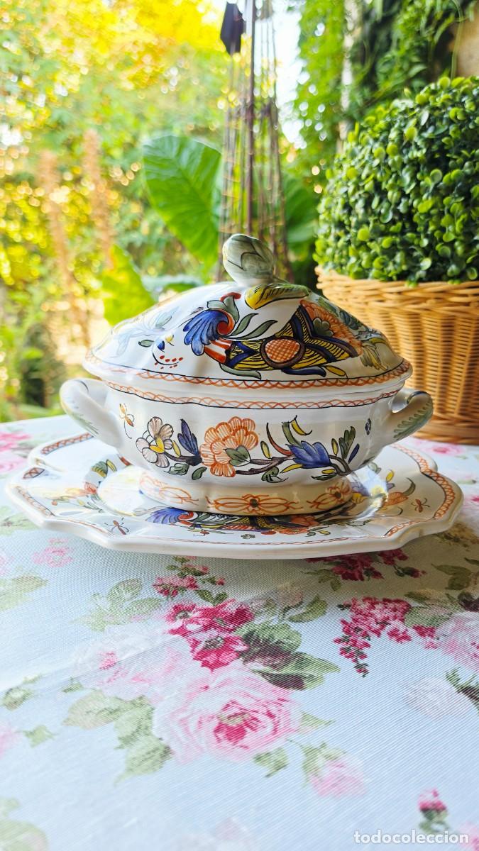Vintage: Peque&ntilde;a Sopera o Salsera Vintage de Cer&aacute;mica Francesa Pintada a Mano con Plato Presentador D&eacute;cor Ro