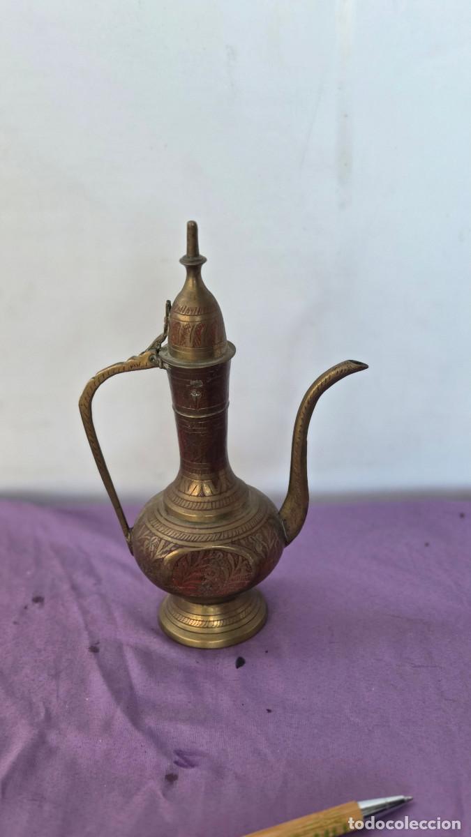 Vintage: tetera arabe de emtal repujada