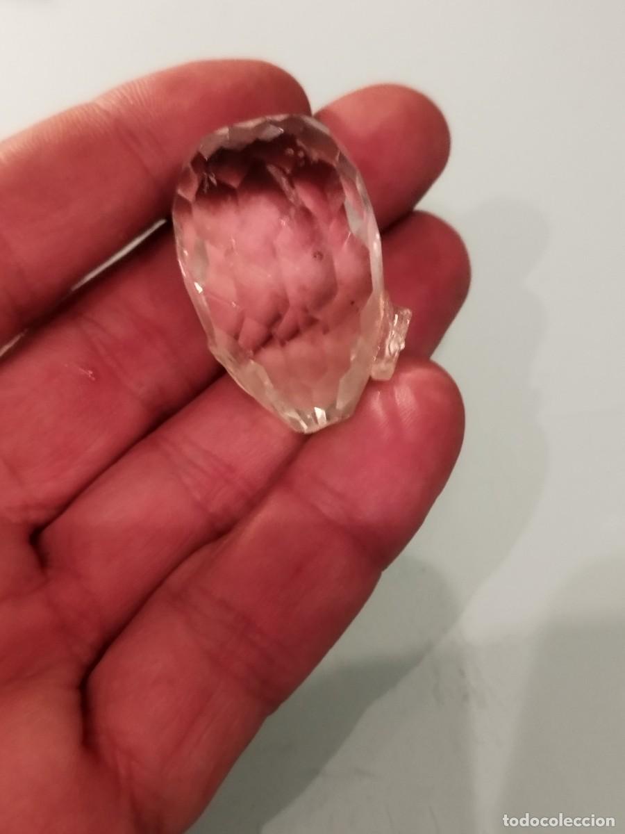 Vintage: Antiguo adorno de cristal. Bola con muchas caras que proyectan la luz. Forma de huevo.