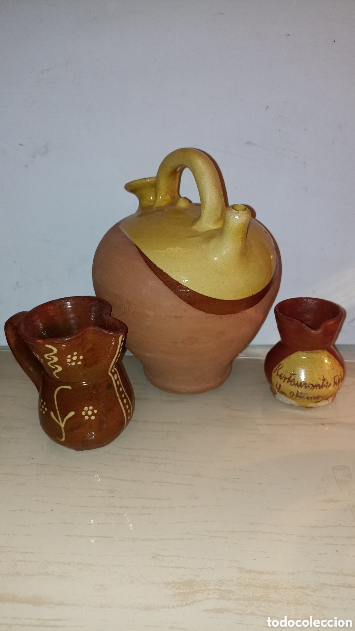Vintage: 3 Piezas de Cer&aacute;mica Tradicional Espa&ntilde;ola &ndash; Botijo Argentona y Jarritas R&uacute;sticas Vintage