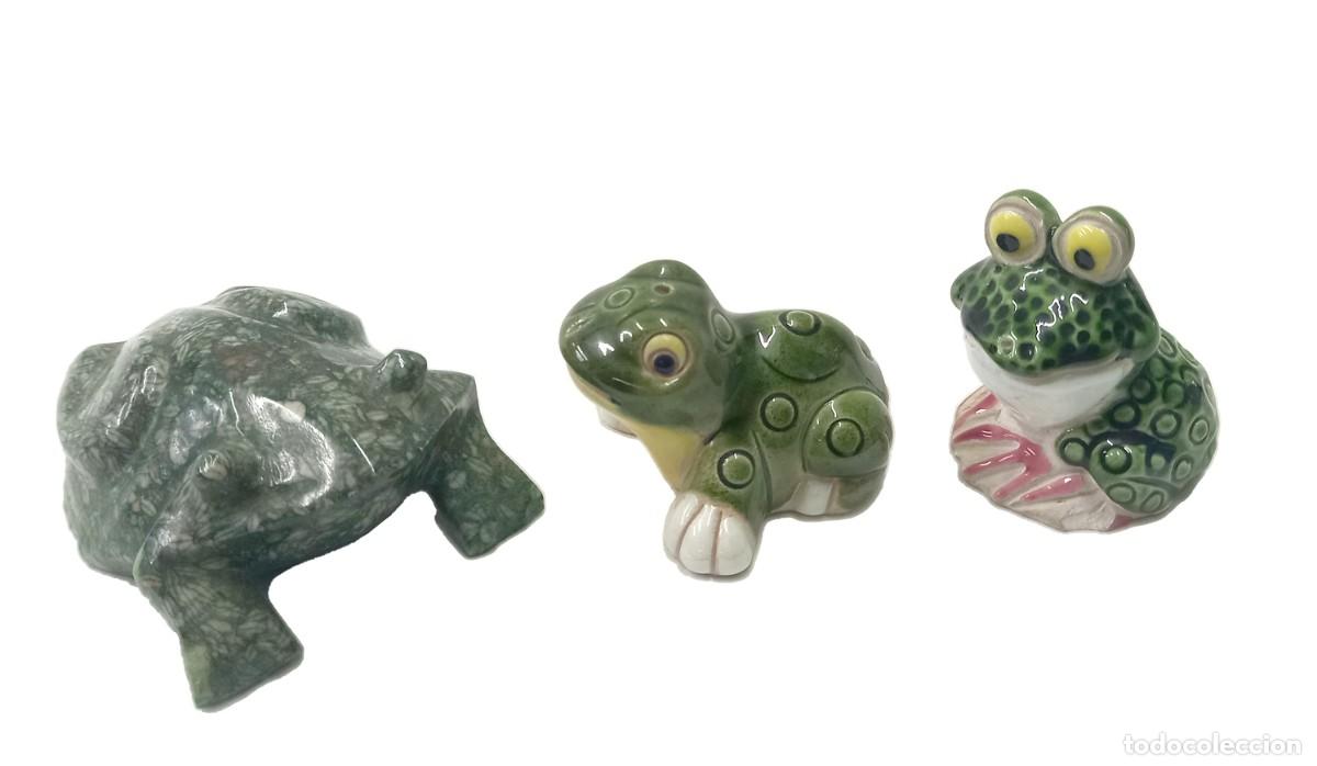 Vintage: Conjunto de tres ranas. En cer&aacute;mica y piedra tallada.