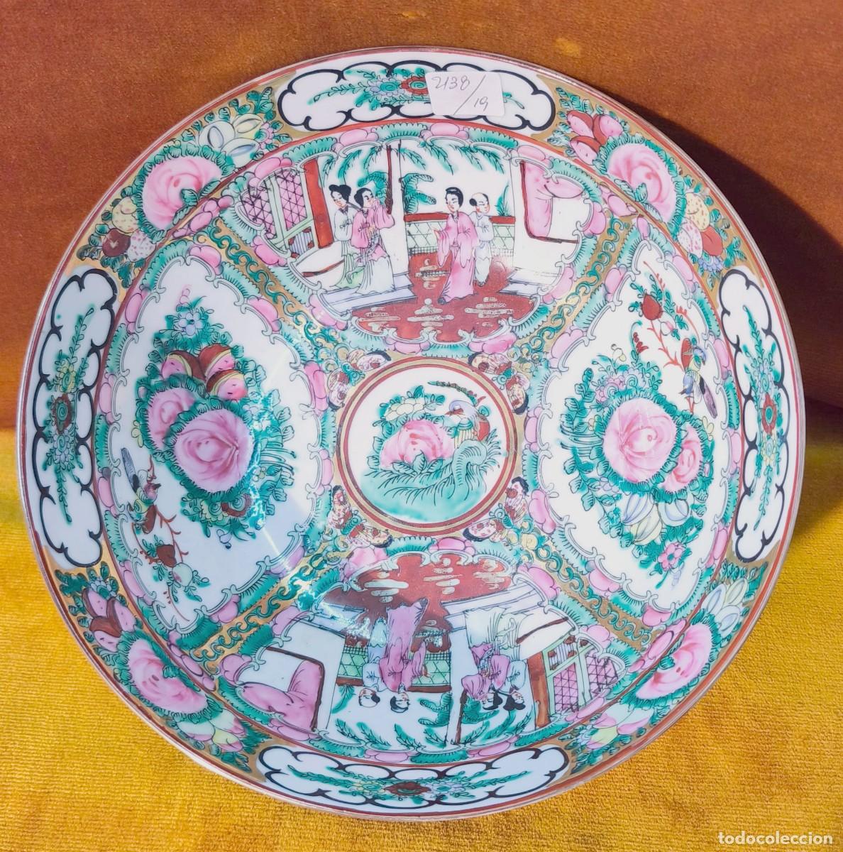 Vintage: Cuenco en porcelana china. Flores y escena cortesana Sello F&aacute;brica de Macao.