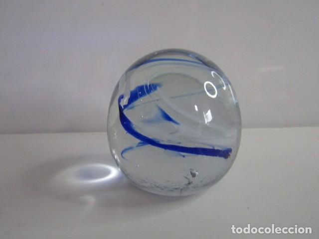 Vintage: PRECIOSA PISAPAPELES CRISTAL TRANSPARENTE CON DIBUJOS EN AZUL Y BLABCO - 8 CM