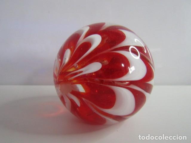 Vintage: PRECIOSA PISAPAPELES CRISTAL ESTILO MURANO CON PATRON PLUMAS EN RUBI Y BLANCO - 10 CM