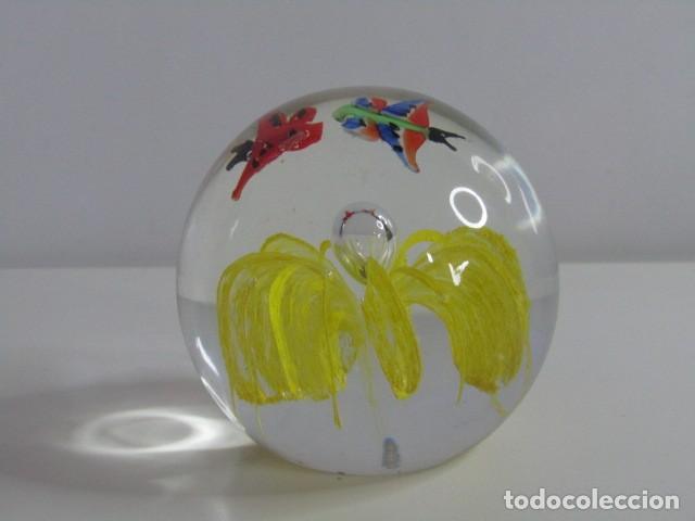 Vintage: PRECIOSO PISAPAPELES CRISTAL ESTILO MURANO CON FLOR Y MARIPOSAS RAR - 6 CM