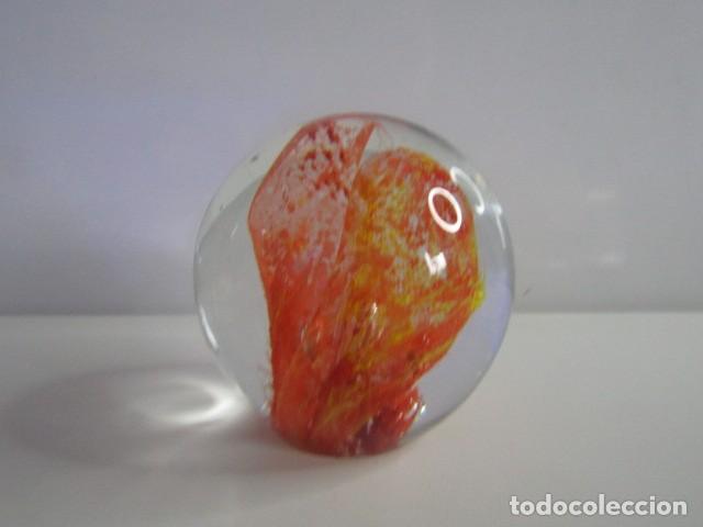 Vintage: PRECIOSO PISAPAPELES CRISTAL SULFURE TRANSPARENTE Y FIGURAS EN ROJO RAR - 7 CM