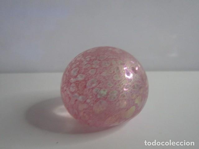 Vintage: PRECIOSO PISAPAPELES CRISTAL ROSA CON PUNTOS IRIDISCENTES RAR - 7 CM