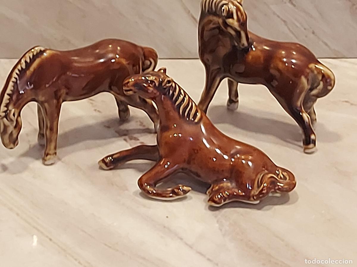 Vintage: LOTE 3 CABALLOS DE CER&Aacute;MICA ESMALTADA / DIFERENTES POSTURAS / FIGURAS DECORATIVAS