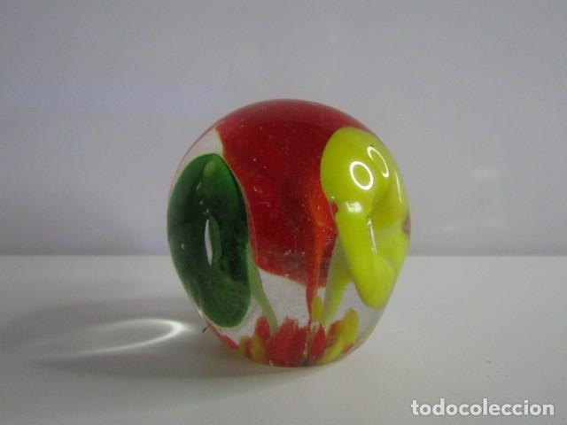 Vintage: PRECIOSO PISAPAPELES CRISTAL ESTILO MURANO REMOLINOS DE COLOR RAR S.XX - 6 CM