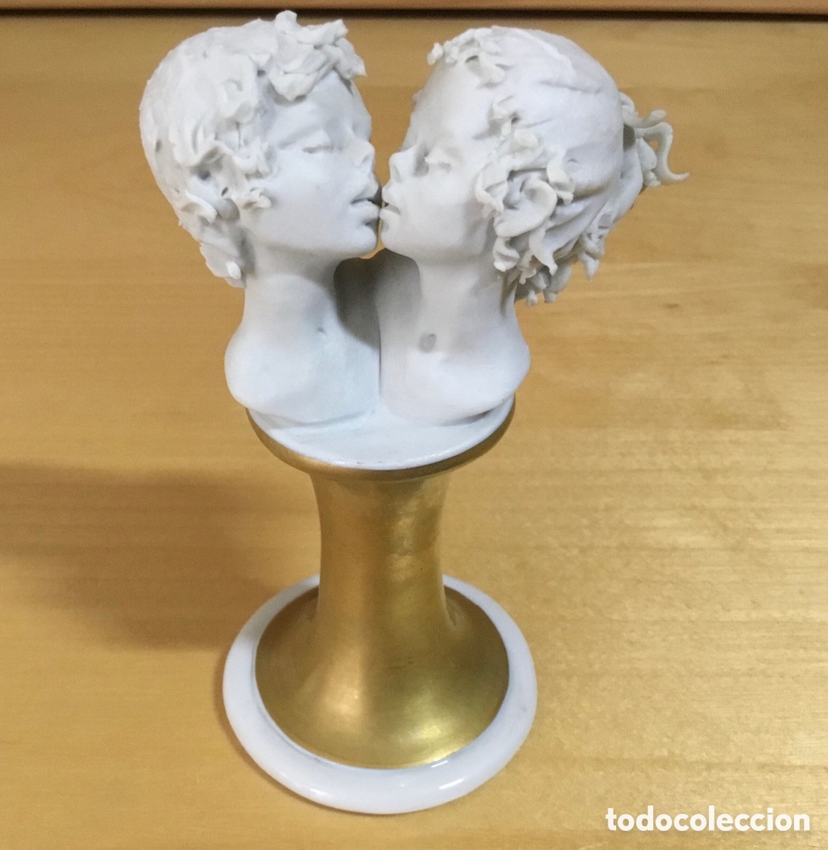 Vintage: Figura El beso. Capodimonte. 2 bustos infantiles en una peana.