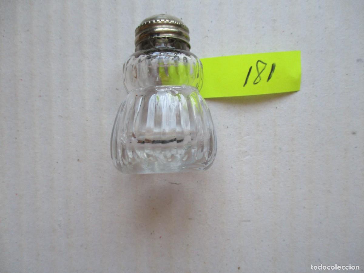 Vintage: SALERO CRISTAL CON TAPA PLATA, DECORATIVO , ALTO 5 CM. BIEN CONSERVADO.