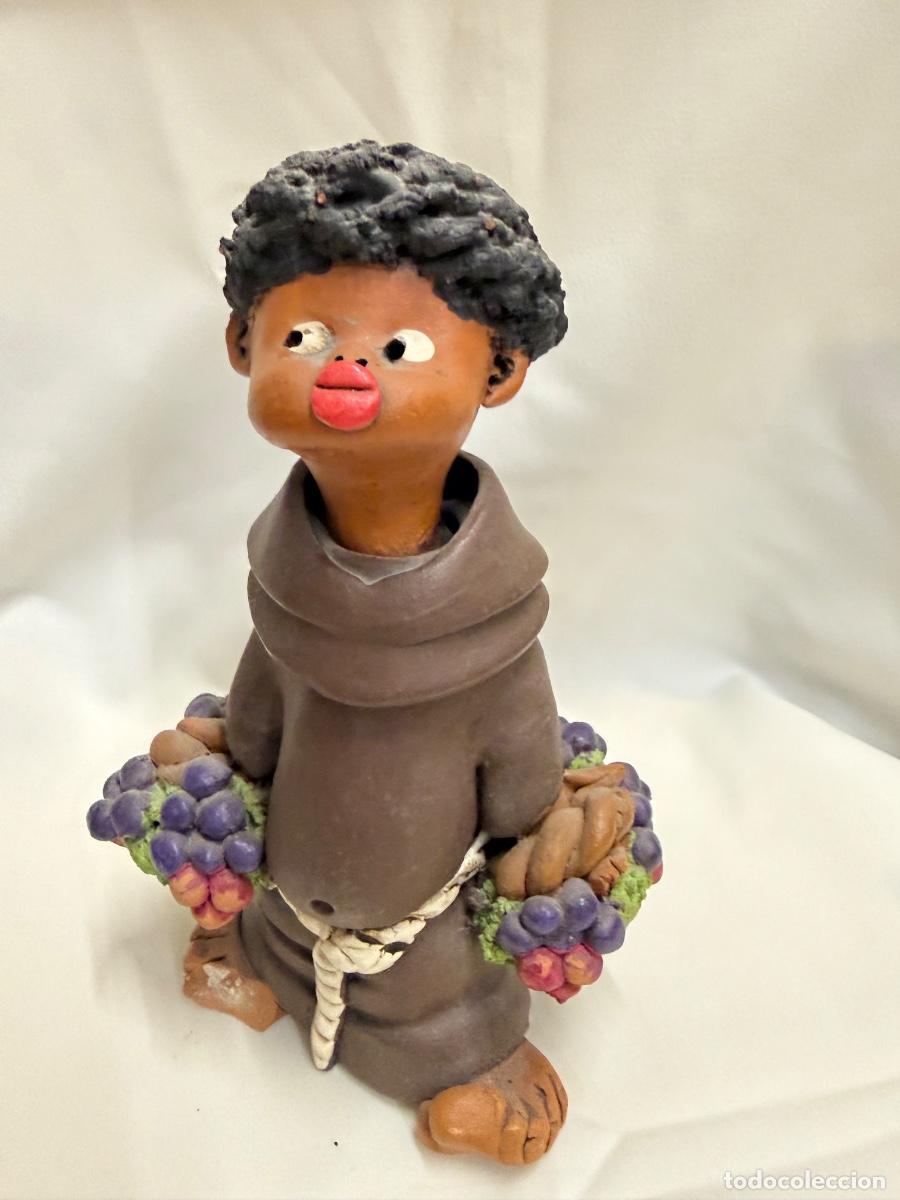 Vintage: Simpatico fraile en ceramica con cestas de frutas. Firma en base. 17cms