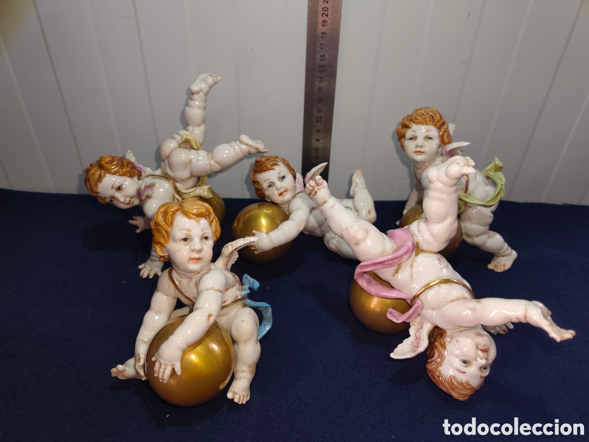 Vintage: Lote de 5 Figuras Vintage de Angelitos Acr&oacute;batas sobre Esferas Doradas - Porcelana Algora