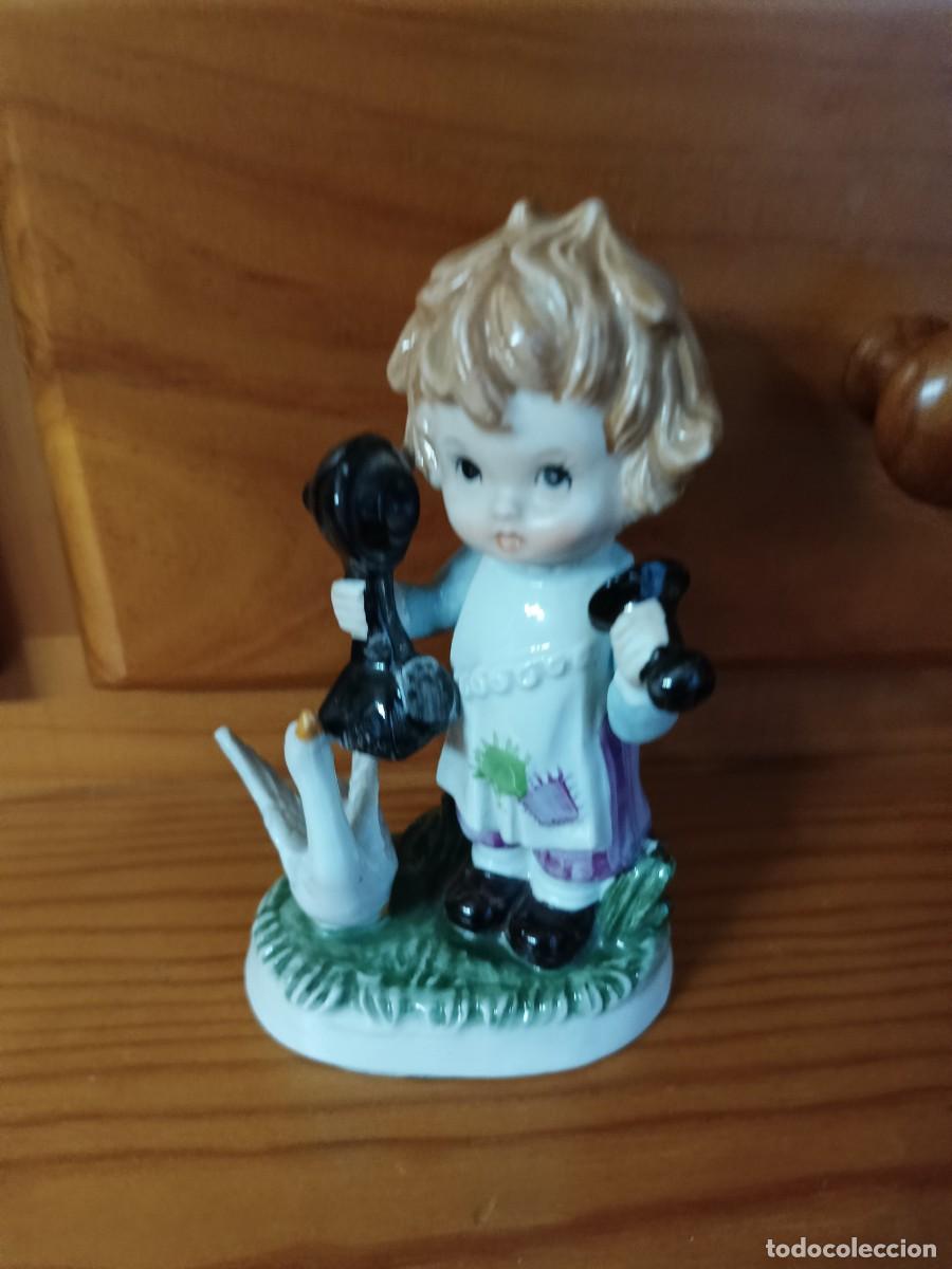 Vintage: Figura porcelana de ni&ntilde;a con telefono