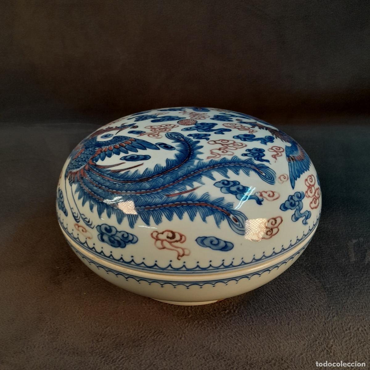 Vintage: BOL DE SOBREMESA DE PORCELANA BAJO VIDRIADO CON F&Eacute;NIX EN AZUL Y ROJO. DINAST&Iacute;A QING.CHINA. 1920