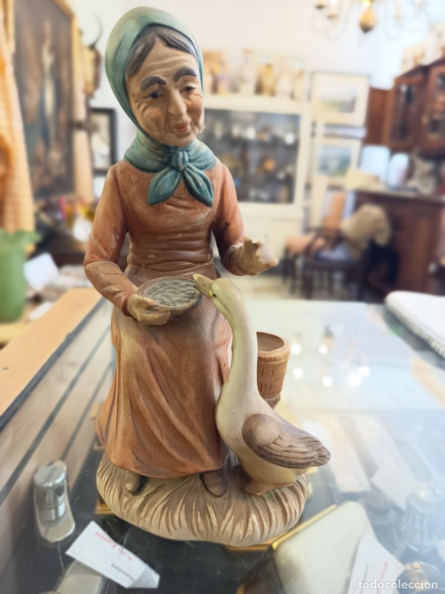Vintage: Figura porcelana Anciana con ganso