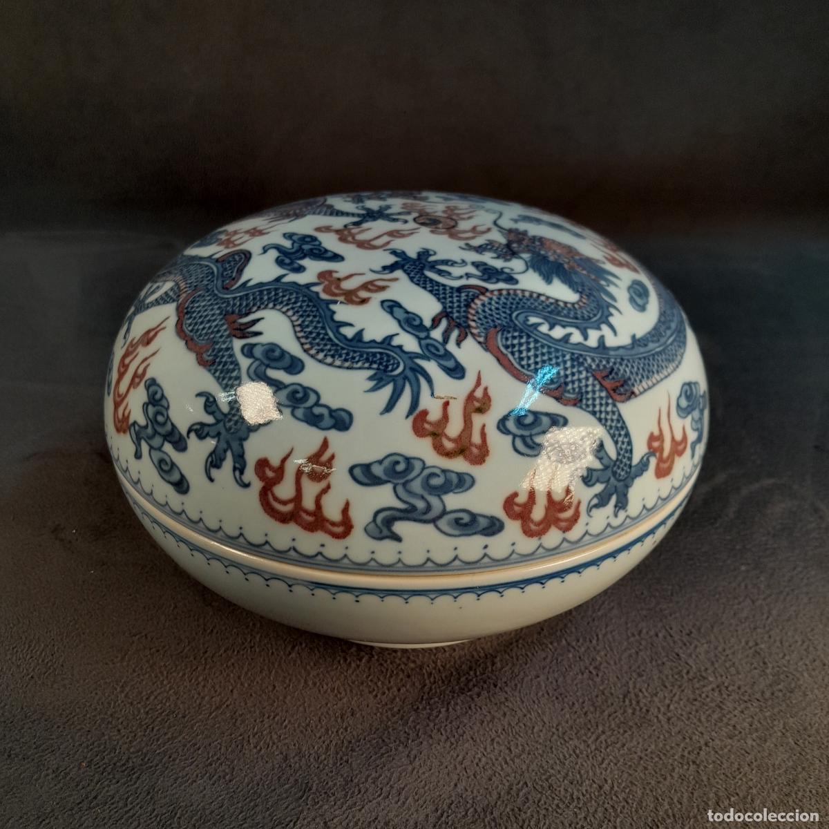 Vintage: BOL DE SOBREMESA DE PORCELANA BAJO VIDRIADO CON DRAGONES EN AZUL Y ROJO. DINAST&Iacute;A QING.CHINA. 1920