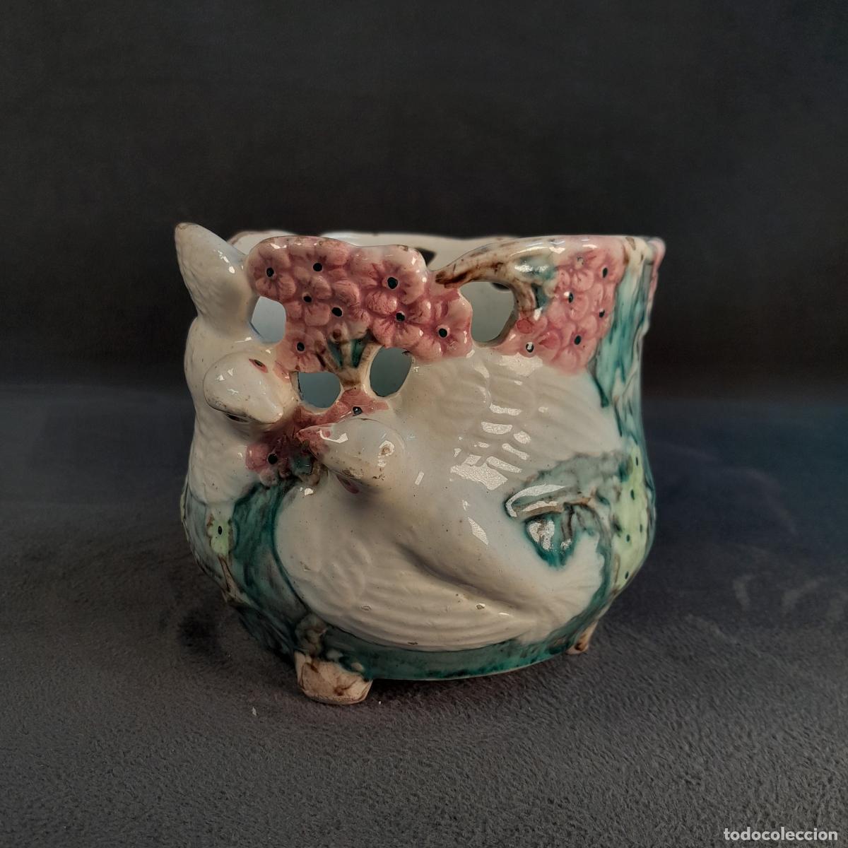 Vintage: ANTIGUO MACETERO DE CER&Aacute;MICA ESMALTADA CON RELIEVE DE PALOMMAS Y FLORES. PRINCIPIOS S.XX