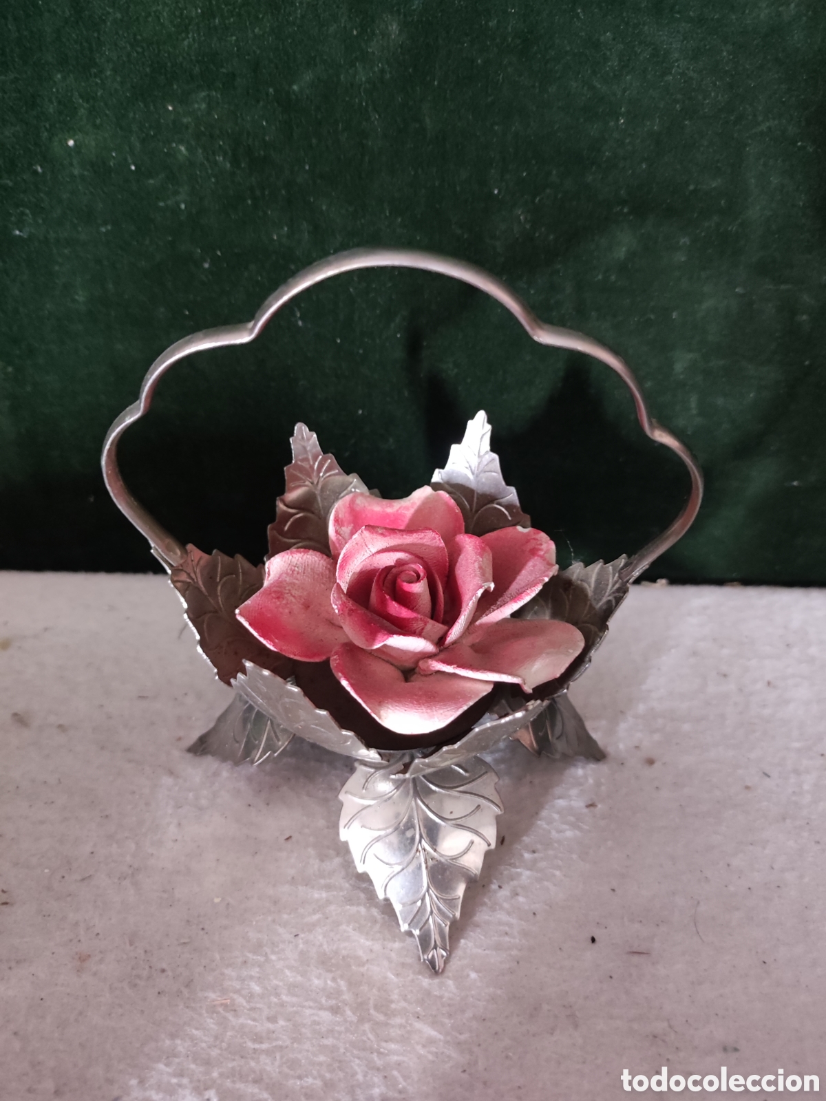 Vintage: Festa met&aacute;lica con flor de cer&aacute;mica
