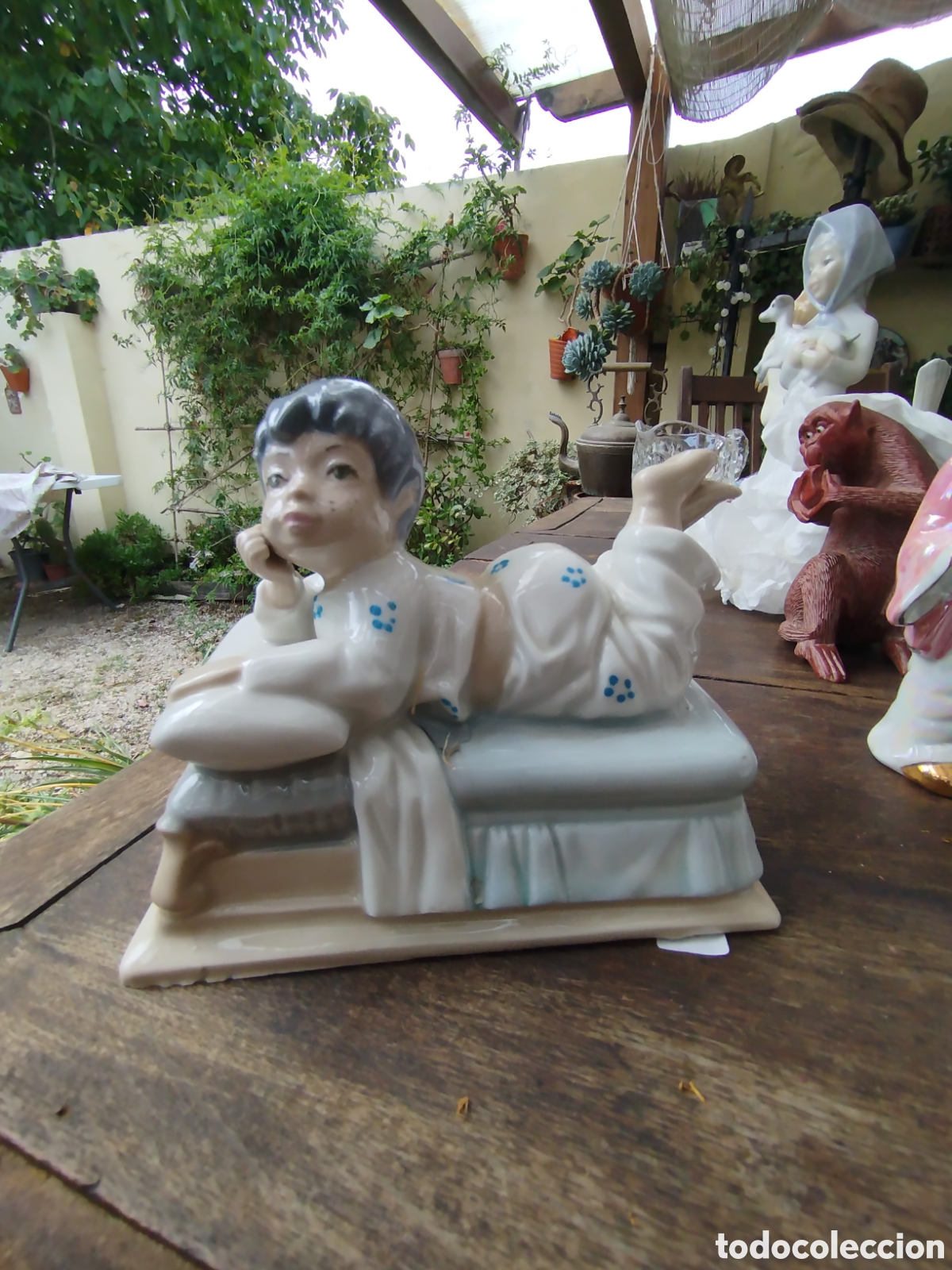 Vintage: Figura de porcelana ni&ntilde;o con pijama tumbado en la cama / almohada