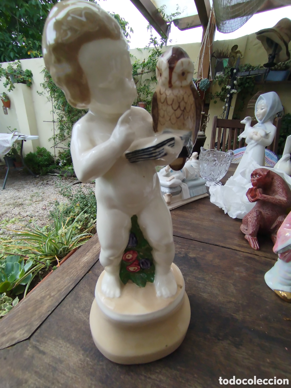 Vintage: Antigua Figura de Porcelana Esmaltada: Querub&iacute;n / Putto con B&uacute;ho y Libro. Sello en la Base.&rdquo;