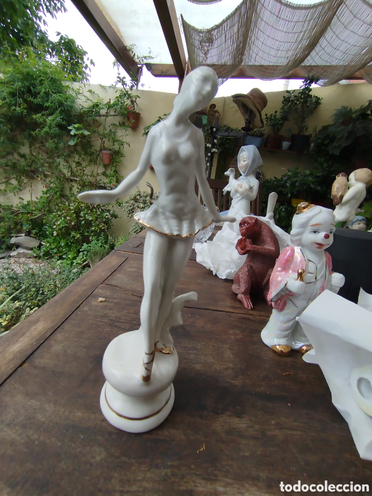 Vintage: Antigua Figura de Porcelana Esmaltada: Bailarina de Ballet con Cisne y Filo Dorado&rdquo;