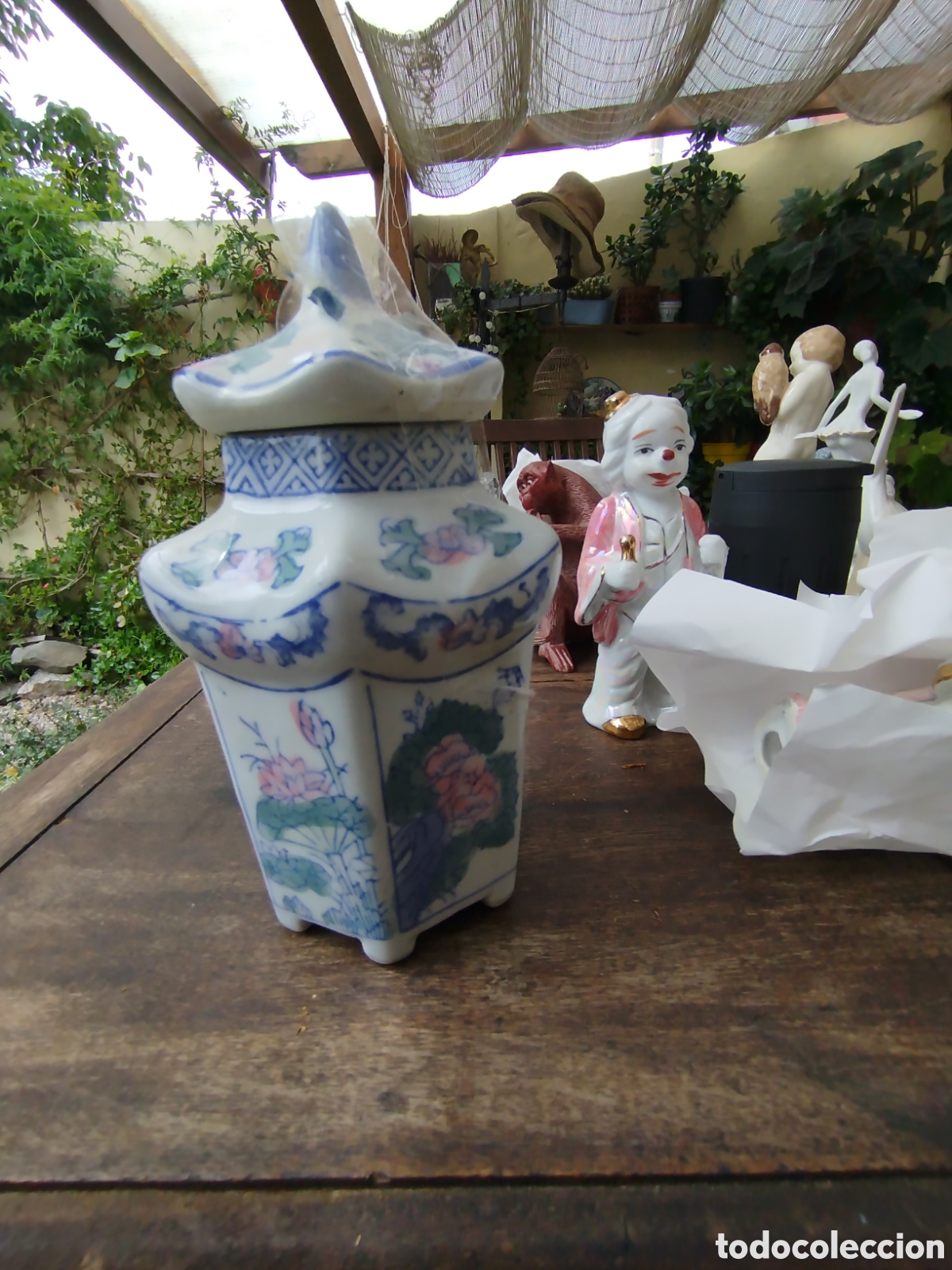Vintage: Antiguo Tibor / Bote de Farmacia Hexagonal de Porcelana con Tapa. Motivos Florales&rdquo;