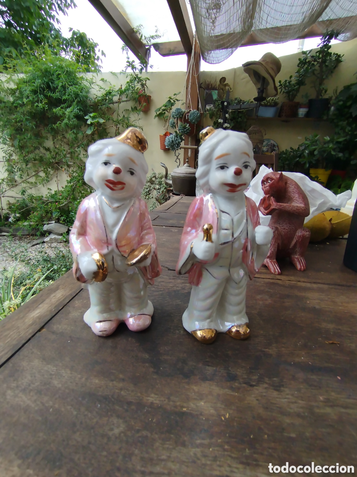 Vintage: Pareja de Figuras de Porcelana N&aacute;car: Payasos M&uacute;sicos con Detalles Dorados&rdquo;