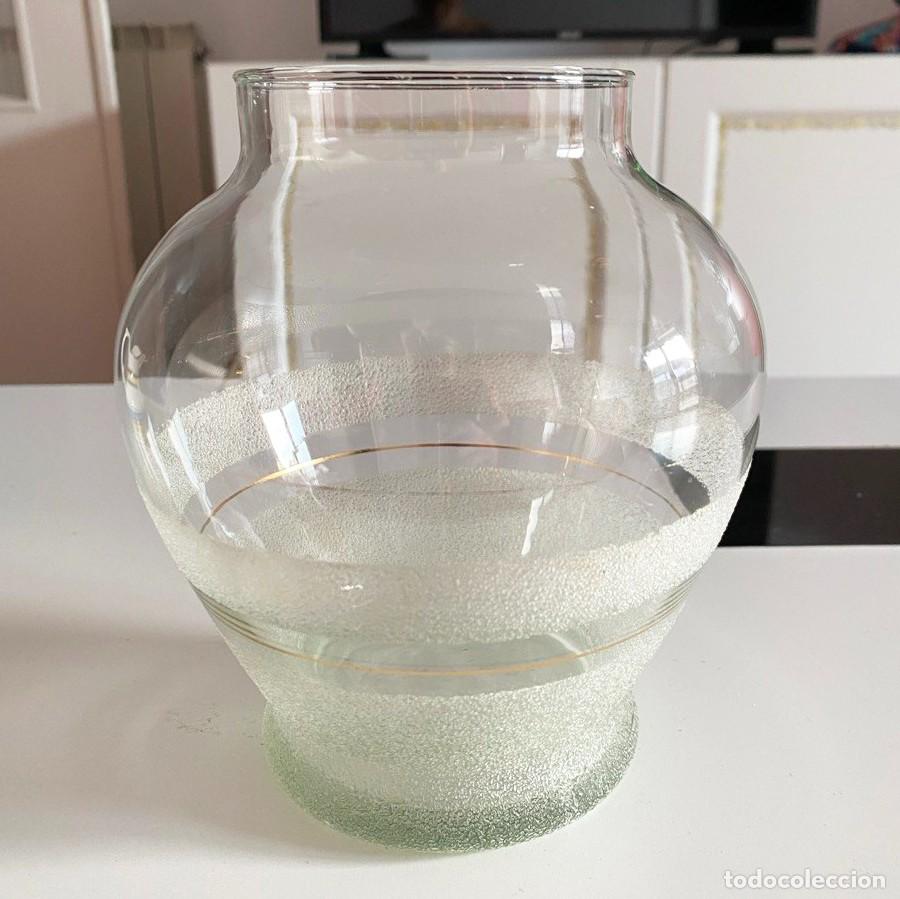 Vintage: JARR&Oacute;N FLORERO VINTAGE DE CRISTAL TRANSPARENTE CON BANDA ESMERILADA Y L&Iacute;NEAS DORADAS - 16 CM