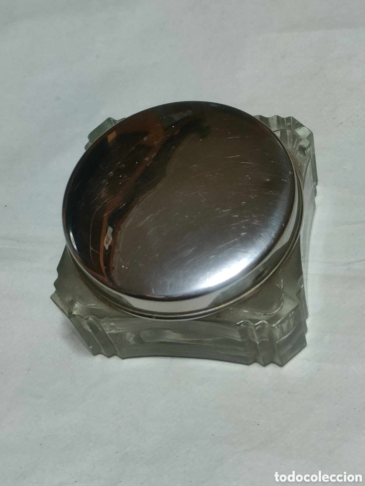 Vintage: Antiguo tarro de tocador polvera hecho de cristal tallado y tapa de metal