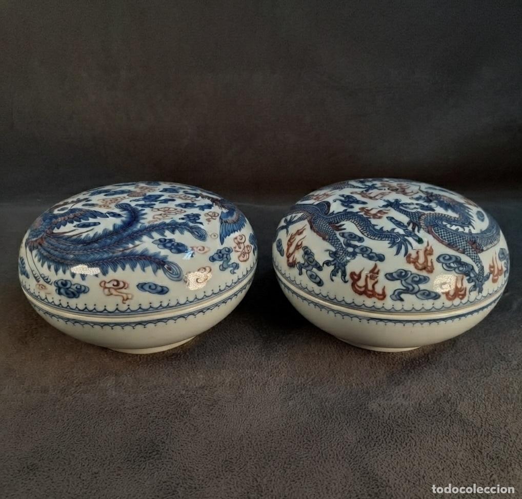Vintage: BOLS DE SOBREMESA DE PORCELANA BAJO VIDRIADO CON DRAGONES EN AZUL Y ROJO. DINAST&Iacute;A QING.CHINA. 1920