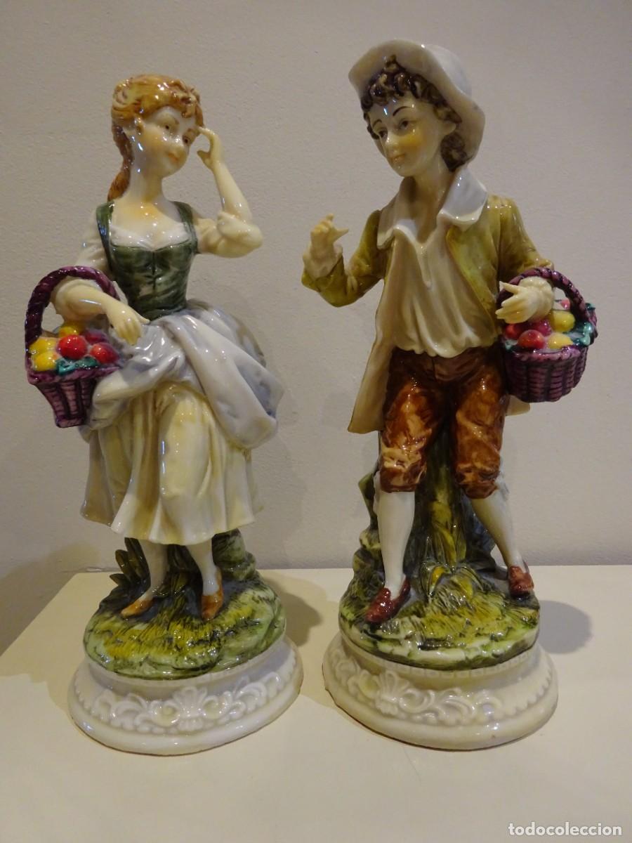 Vintage: FIGURAS DE PORCELANA PAREJA CON CESTOS DE FRUTAS, SIN MARCA APARENTE, A&Ntilde;OS 70