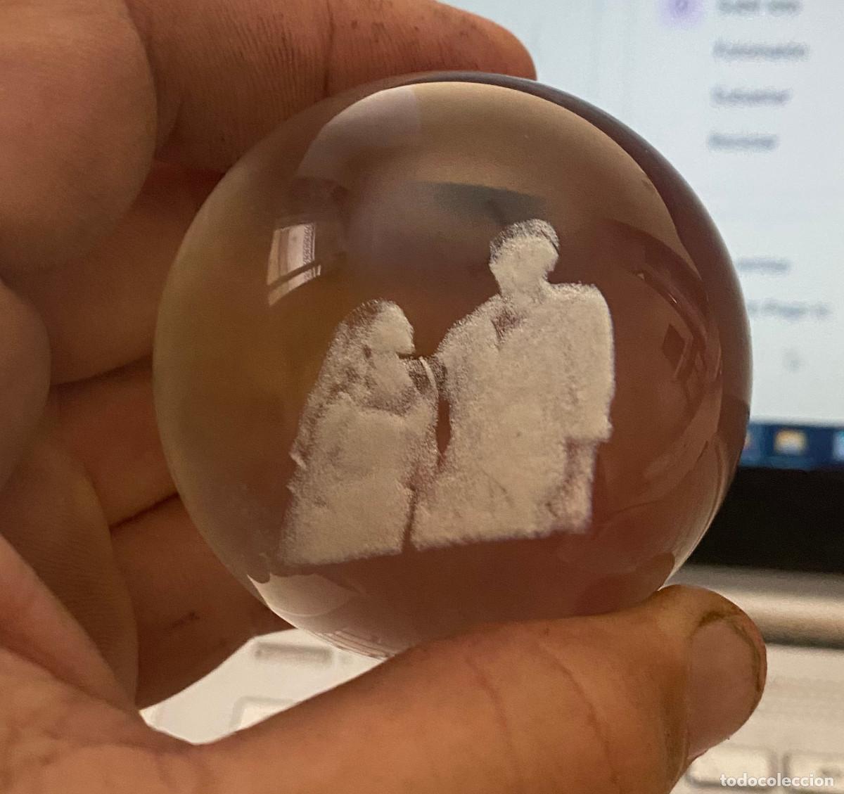 Vintage: Bola o esfera decorativa de cristal. Con fotograf&iacute;a tipo hologr&aacute;fico en su interior. 6 cm di&aacute;metro.