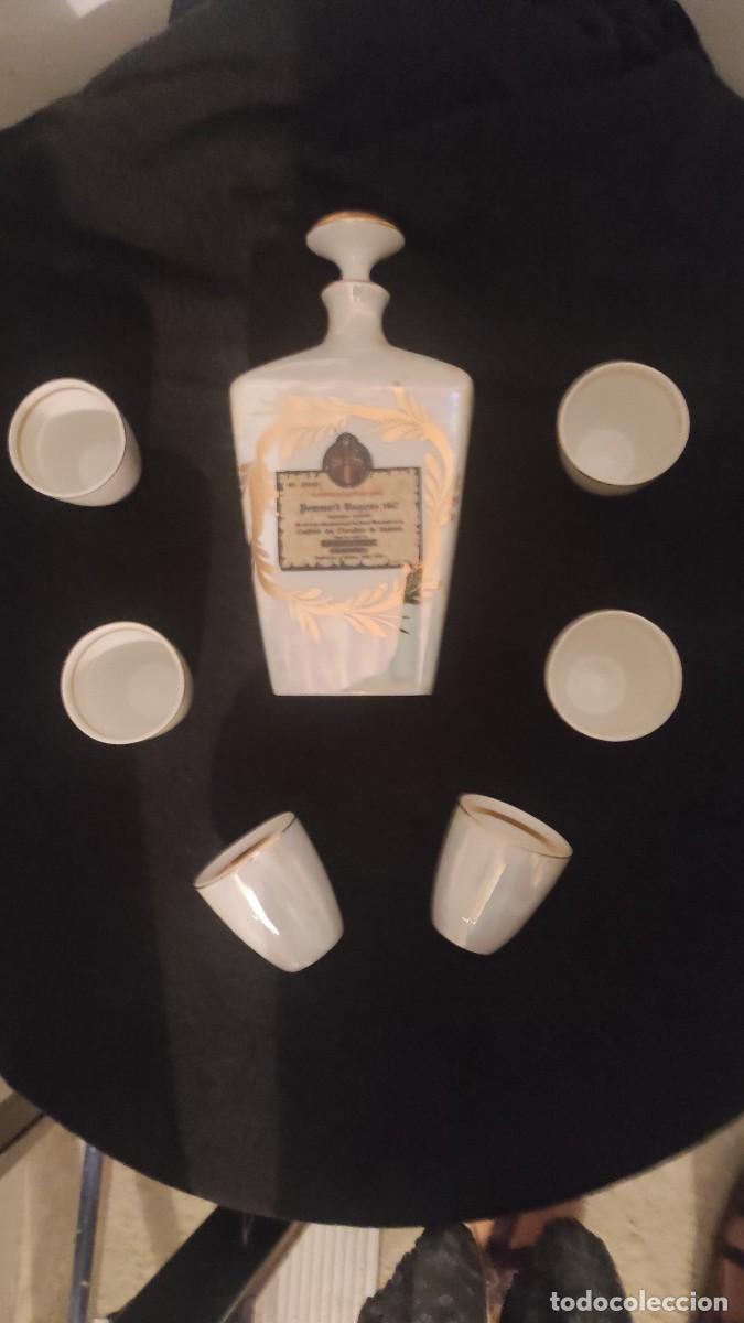 Vintage: Botella de porcelana con vasos.