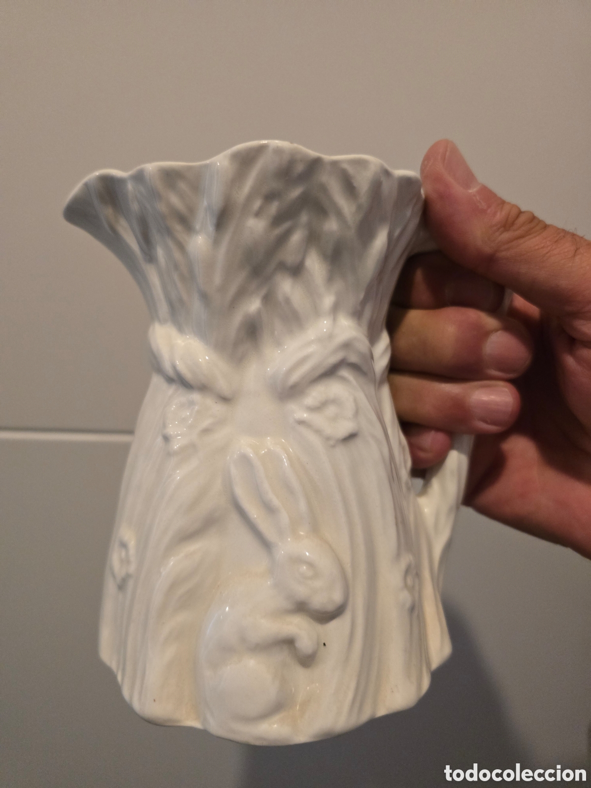 Vintage: Jarra de loza Burleigh con escena de relieve buc&oacute;lica