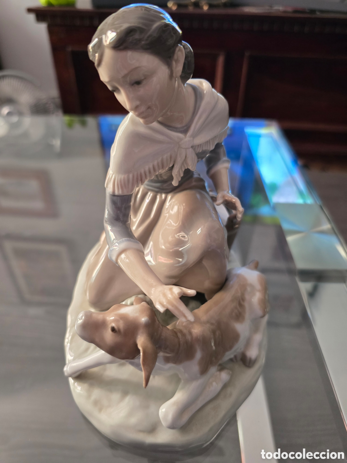 Vintage: Porcelana de Lladr&oacute; &rdquo;acariciando al becerrito&rdquo;