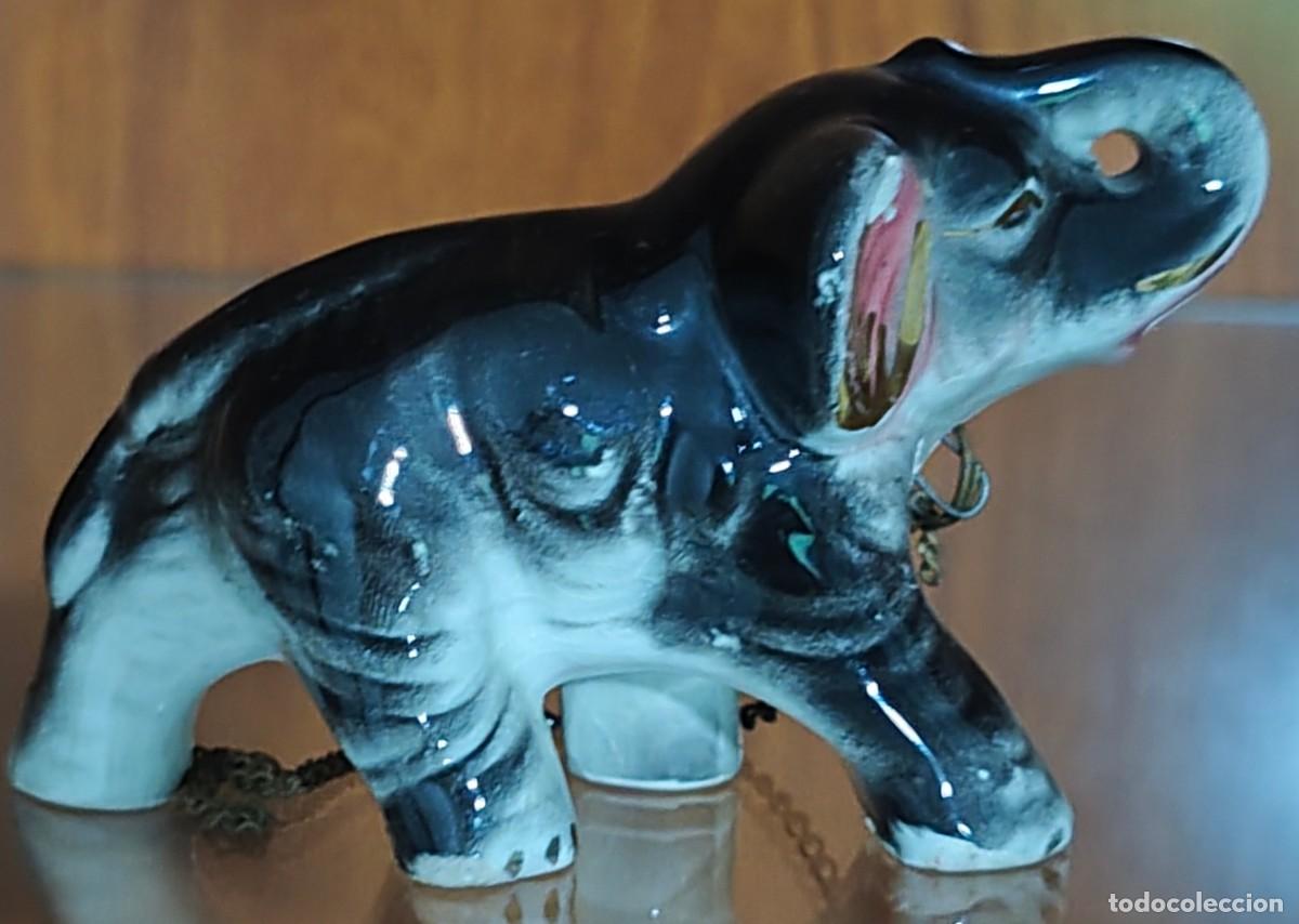 Vintage: FIGURA VINTAGE DE PORCELANA DE CR&Iacute;A DE ELEFANTE CON CADENA (Medidas aproximadas: 9,5 x 6 x 4 cm.))