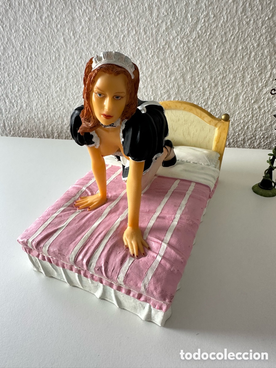 Vintage: &copy; Magic figura de doncella en cama con compartimento oculto