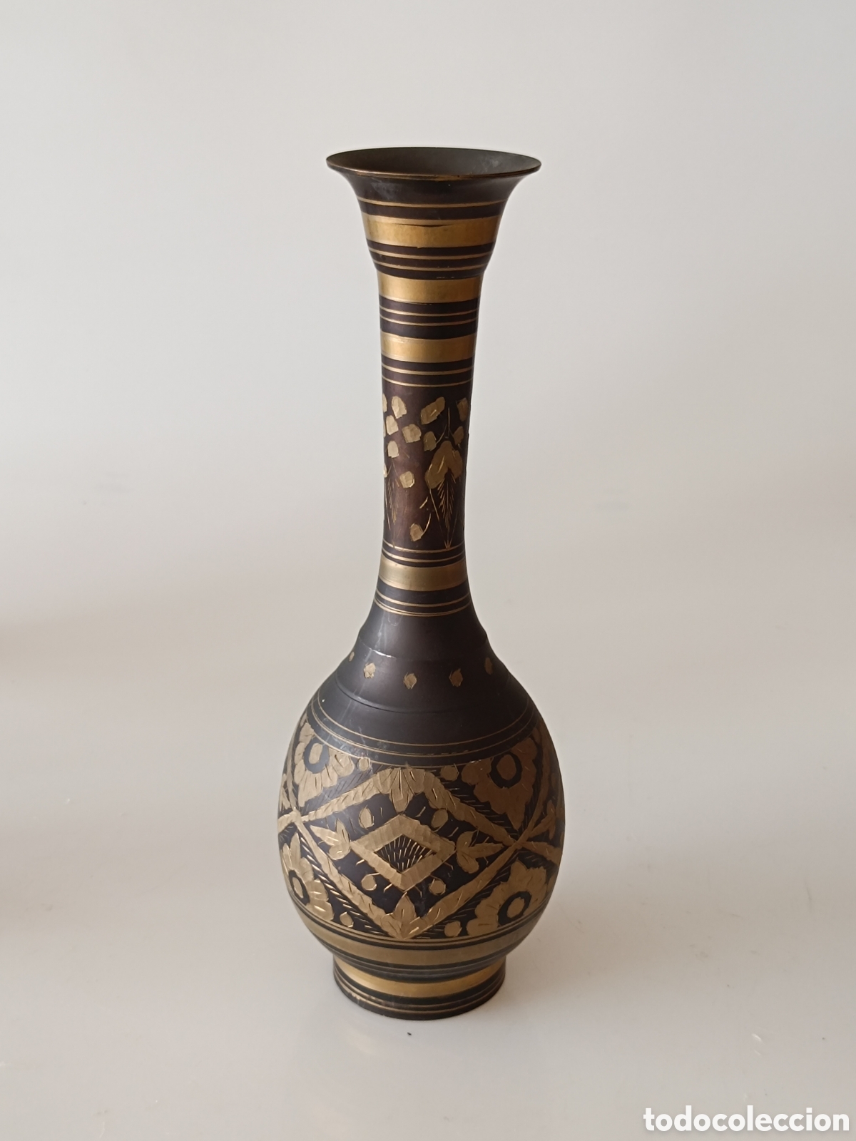 Vintage: Jarron florero lat&oacute;n grabado made in India