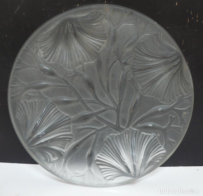 Vintage: MEDALLON DE CRISTAL CON RELIEVE