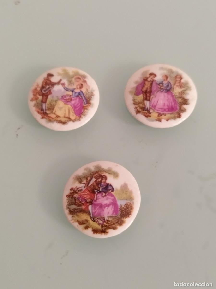 Vintage: Lote de 3 cabuj&oacute;n o medall&oacute;n de porcelana vintage con una escena galante de estilo Fragonard.