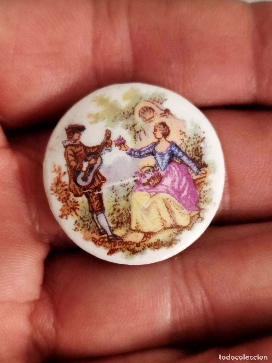 Vintage: Cabuj&oacute;n o medall&oacute;n de porcelana vintage con una escena galante de estilo Fragonard.