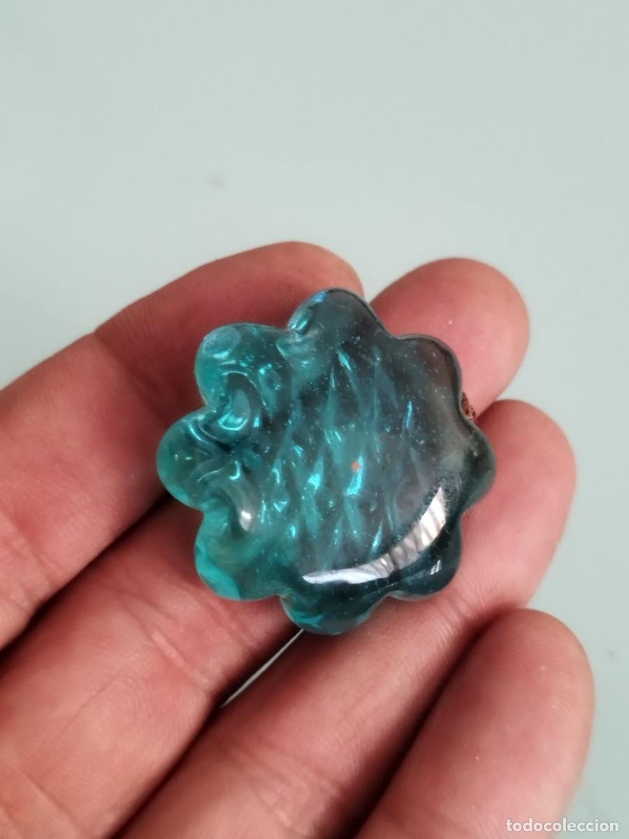 Vintage: Antigua pieza de cristal azul trasl&uacute;cido. Cabuj&oacute;n de vidrio tallado con forma de flor.