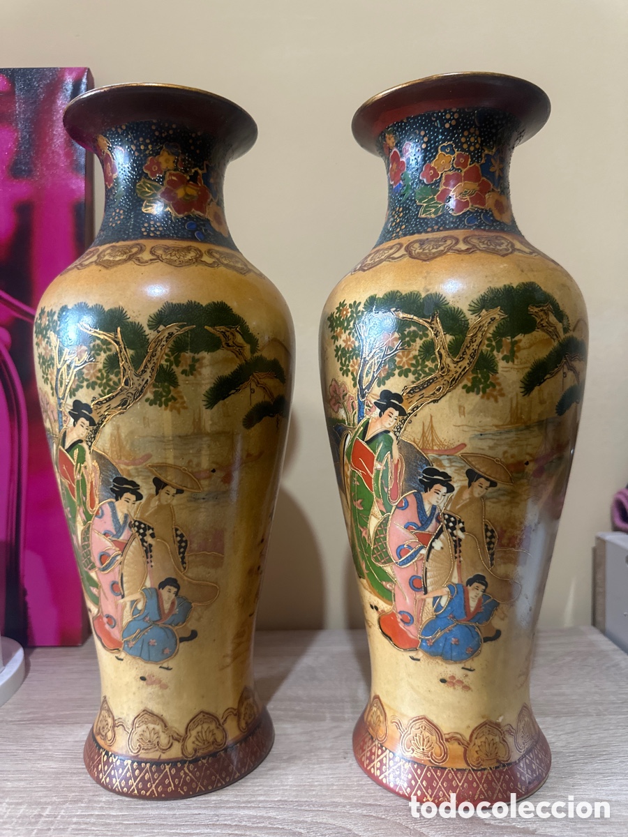 Vintage: Exclusiva Pareja de Jarrones Estilo Satsuma/Vintage con Motivos Dorados y Figura Humanas.