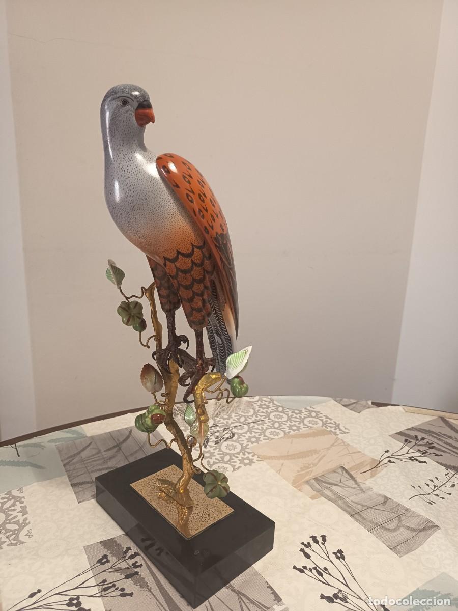Vintage: Giulia Mangani Escultura italiana paloma sobre rama de bronce dorado con hojas de porcelana