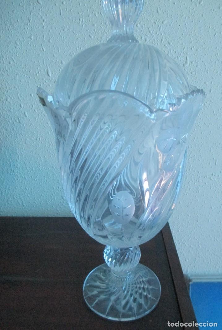 Vintage: Jarron de cristal labrado de la marca Irena